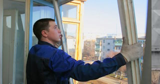Демонтаж остекления балкона в Каспийске - цена от 569 руб. - Сварной-Ксп