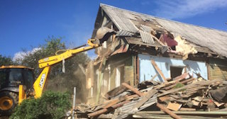 Промышленный демонтаж пристроек к дому в Каспийске | Цены от 569 руб. за м2